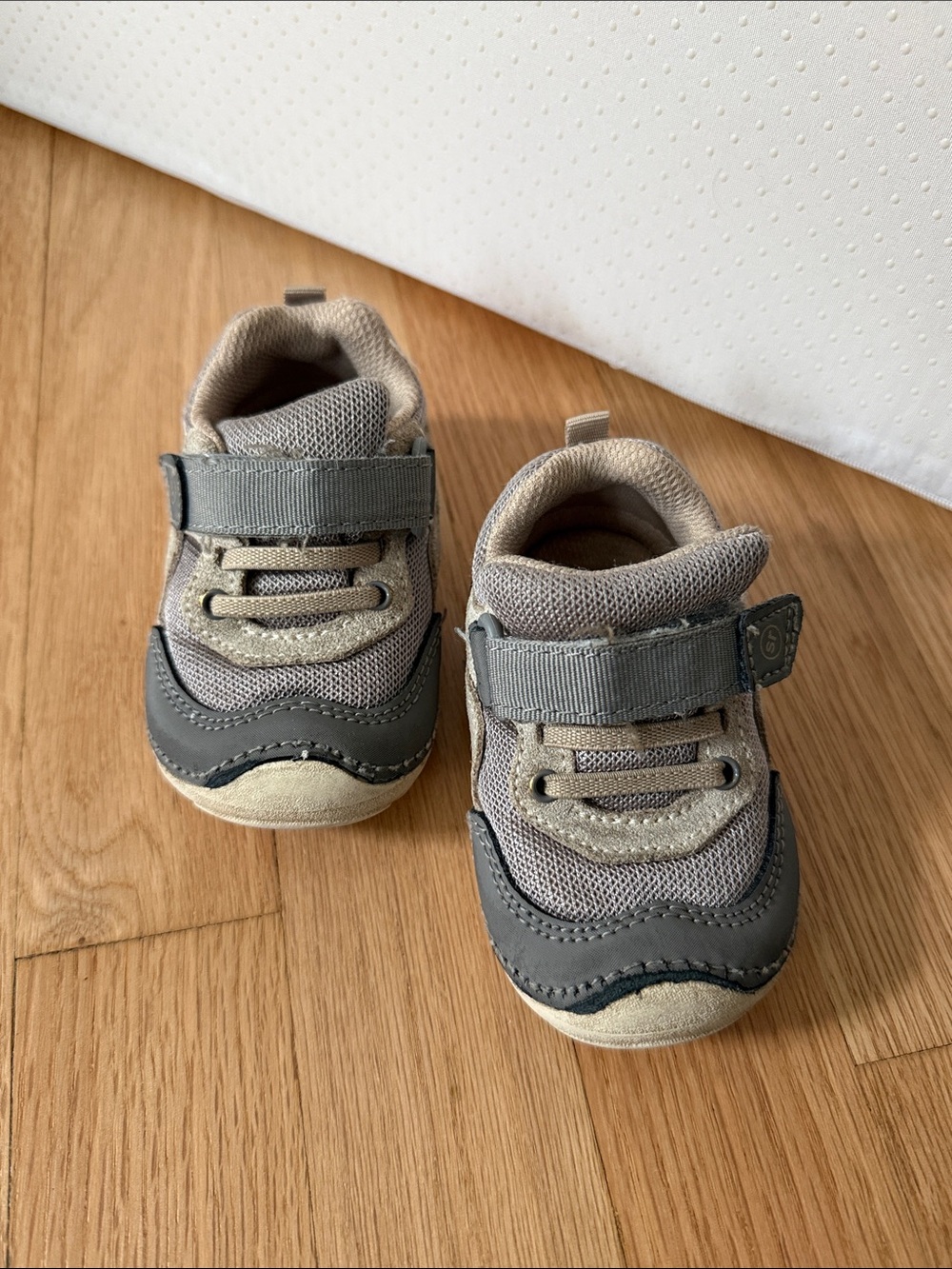 Stride Rite 4.5W Rhett soft motion Toddler Gray and Beige sneakers